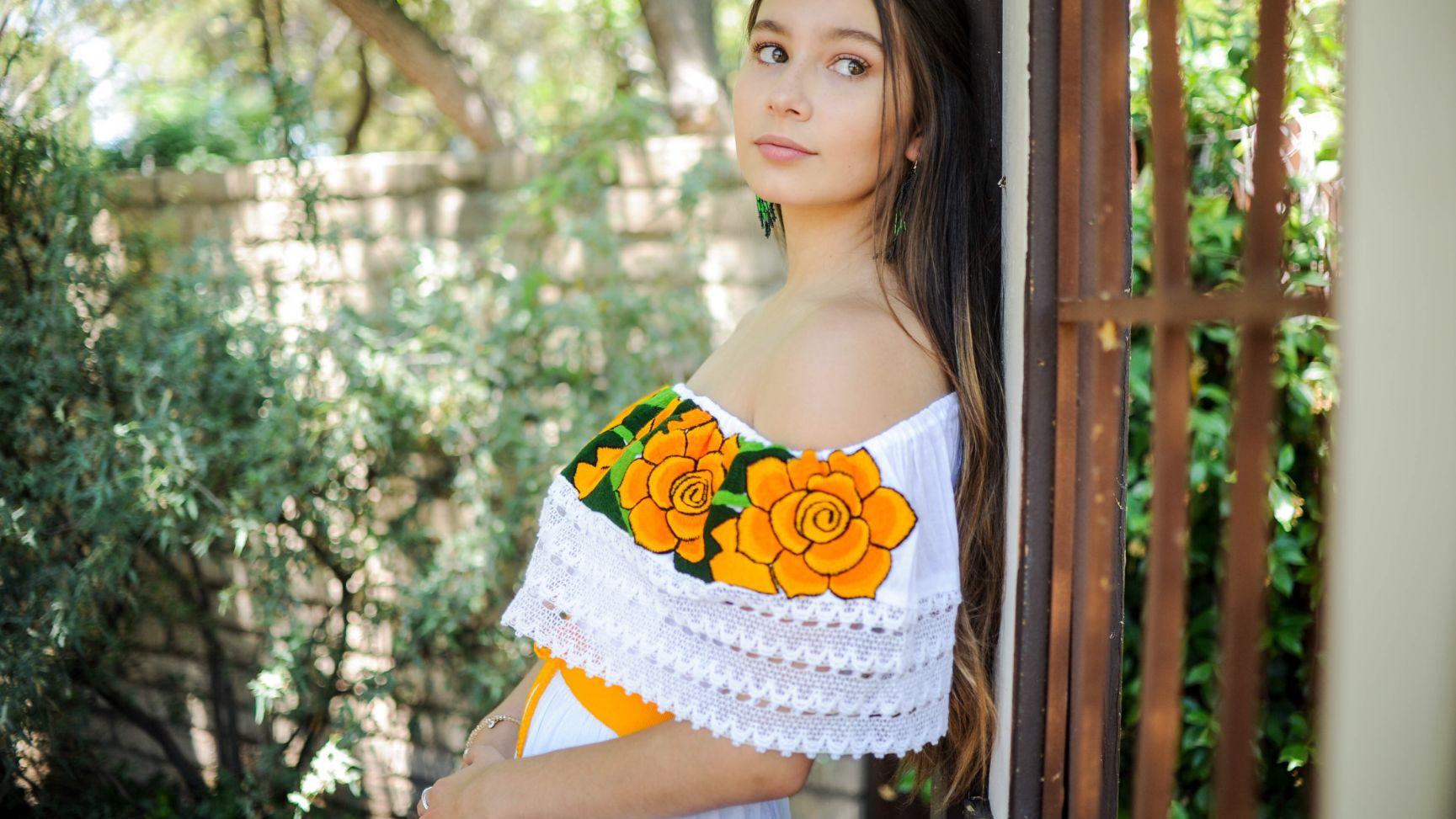 Joven sonorense vende ropa artesanal y apoya a creadores indígenas